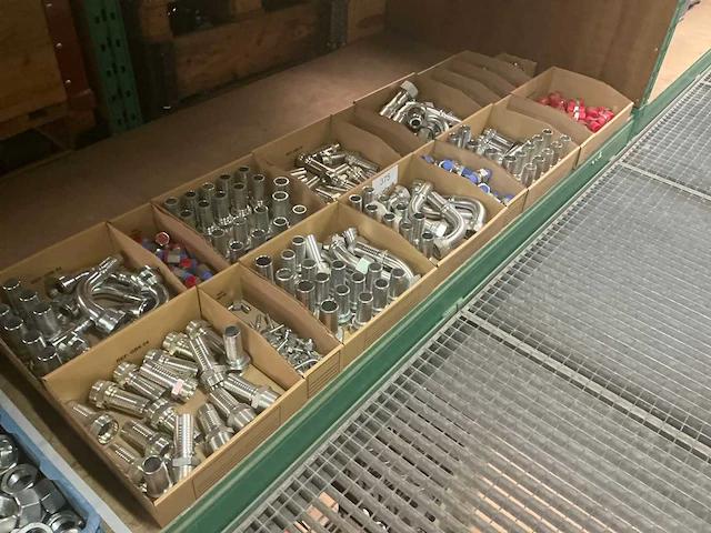 Partij hydrauliek pers-en slangkoppelingen - afbeelding 1 van  7