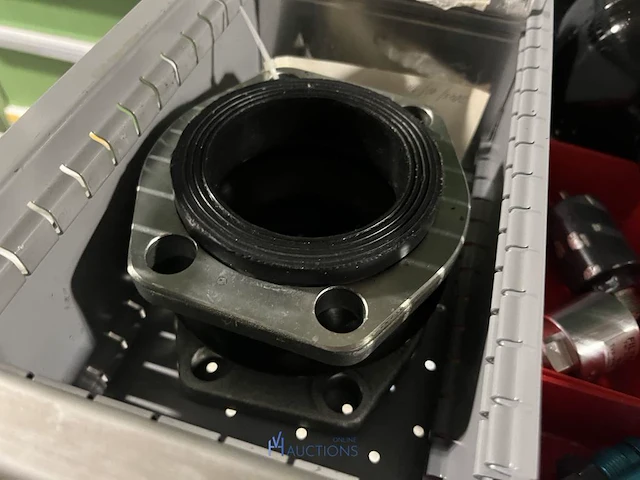 Partij hydraulische componenten, accumulatoren en meetapparatuur - afbeelding 11 van  64