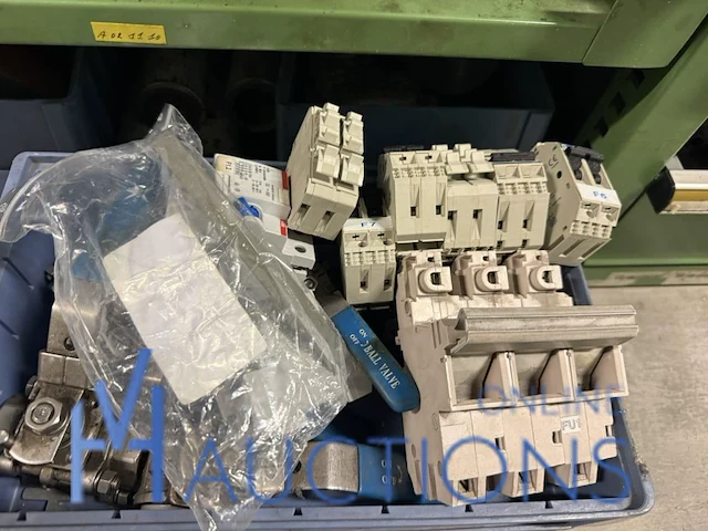 Partij hydraulische componenten, accumulatoren en meetapparatuur - afbeelding 12 van  64