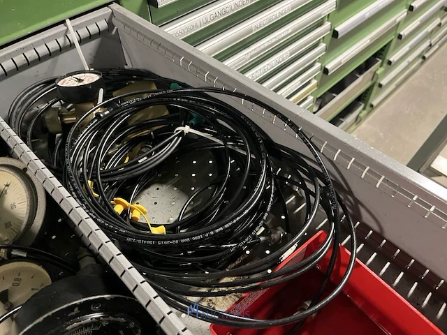 Partij hydraulische componenten, accumulatoren en meetapparatuur - afbeelding 24 van  64