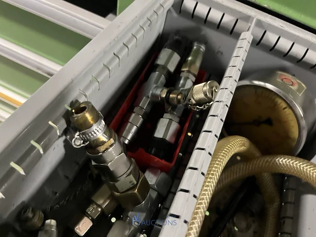 Partij hydraulische componenten, accumulatoren en meetapparatuur - afbeelding 28 van  64