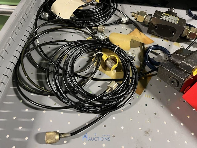Partij hydraulische componenten, accumulatoren en meetapparatuur - afbeelding 31 van  64