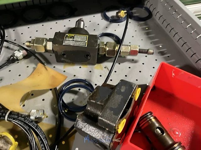 Partij hydraulische componenten, accumulatoren en meetapparatuur - afbeelding 32 van  64
