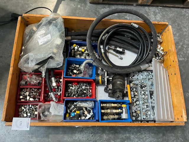 Partij hydraulische componenten - afbeelding 1 van  8