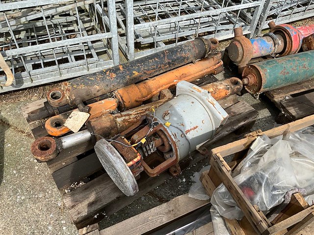 Partij hydraulische en pneumatische cilinders - afbeelding 2 van  11