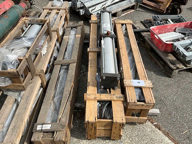 Partij hydraulische en pneumatische cilinders - afbeelding 4 van  11