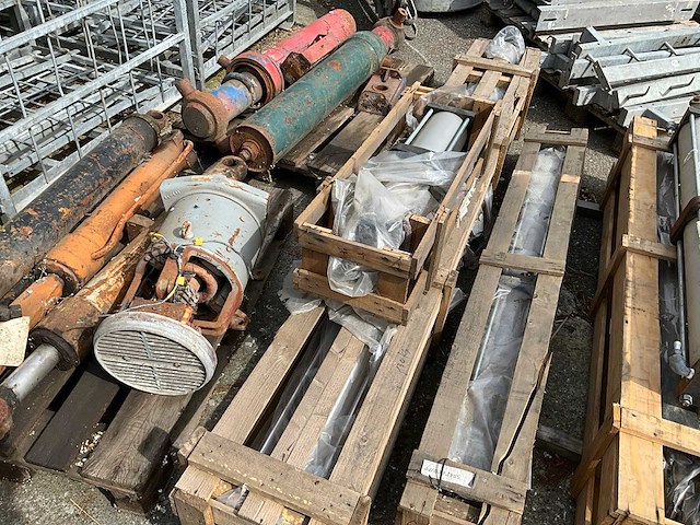 Partij hydraulische en pneumatische cilinders - afbeelding 5 van  11