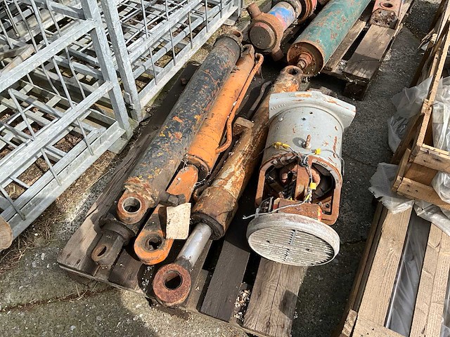 Partij hydraulische en pneumatische cilinders - afbeelding 3 van  6