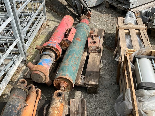 Partij hydraulische en pneumatische cilinders - afbeelding 4 van  6