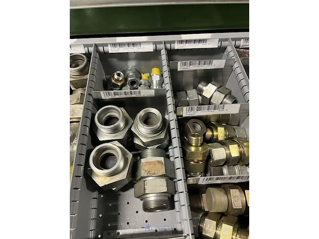 Partij hydraulische koppelingen en slangen - afbeelding 114 van  120