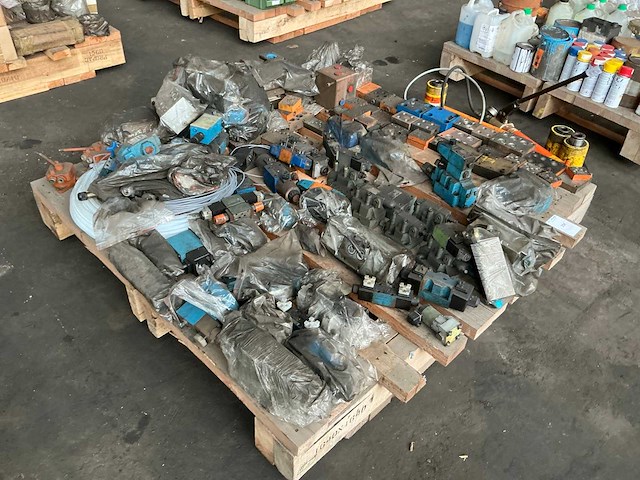 Partij hydraulische onderdelen - afbeelding 2 van  8