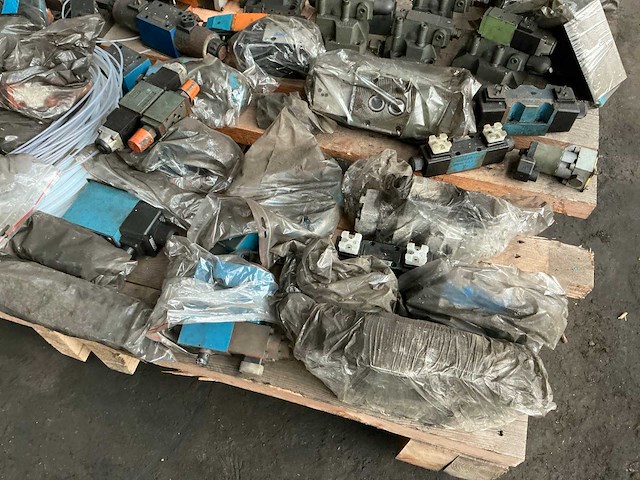 Partij hydraulische onderdelen - afbeelding 3 van  8