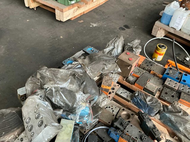 Partij hydraulische onderdelen - afbeelding 5 van  8