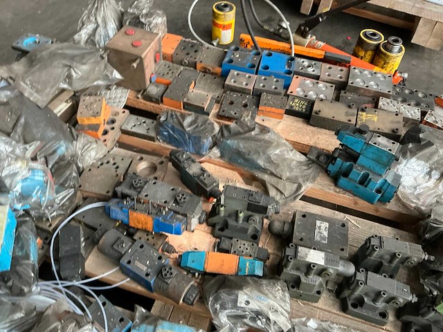 Partij hydraulische onderdelen - afbeelding 6 van  8