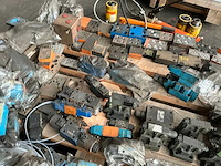 Partij hydraulische onderdelen - afbeelding 6 van  8