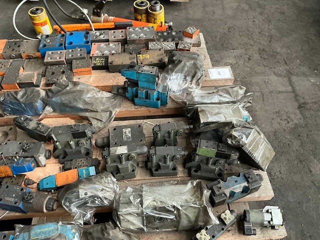 Partij hydraulische onderdelen - afbeelding 7 van  8
