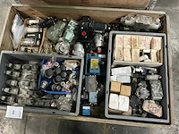 Partij hydraulische spare parts - afbeelding 1 van  6