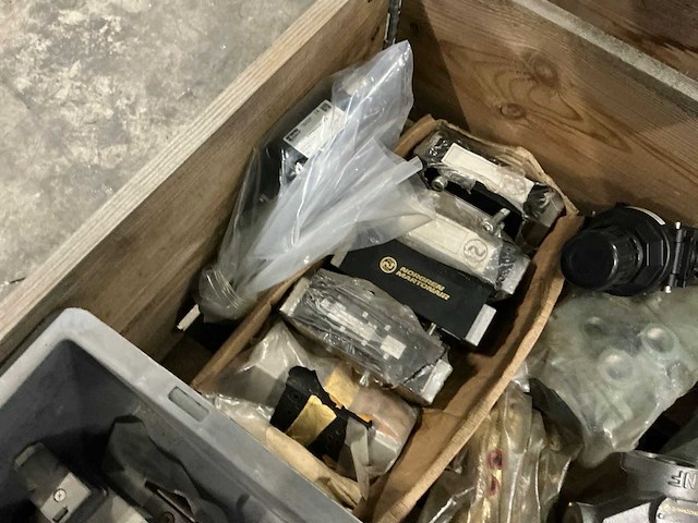 Partij hydraulische spare parts - afbeelding 3 van  6