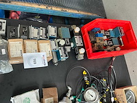 Partij hydraulische ventielen en stuurblokken - afbeelding 1 van  7