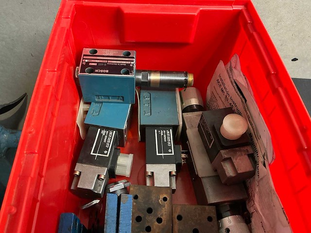 Partij hydraulische ventielen en stuurblokken - afbeelding 2 van  7