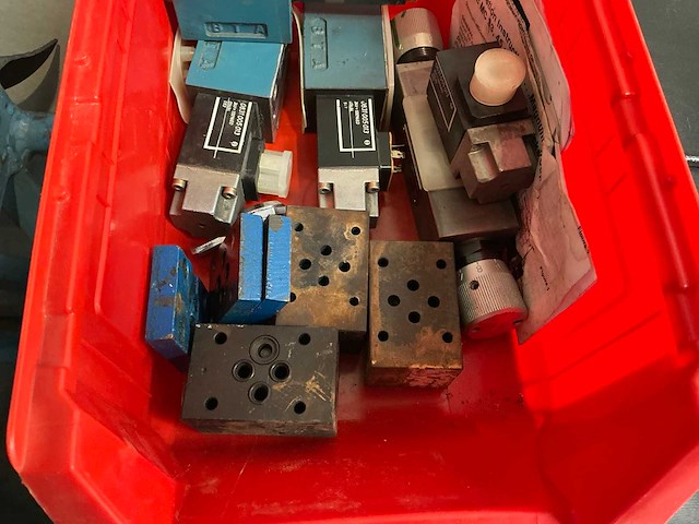 Partij hydraulische ventielen en stuurblokken - afbeelding 3 van  7