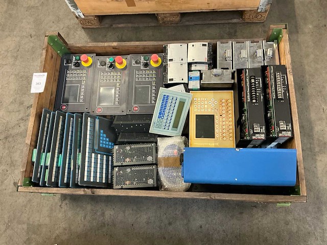 Partij industriële componenten en bedieningspanelen - afbeelding 1 van  12