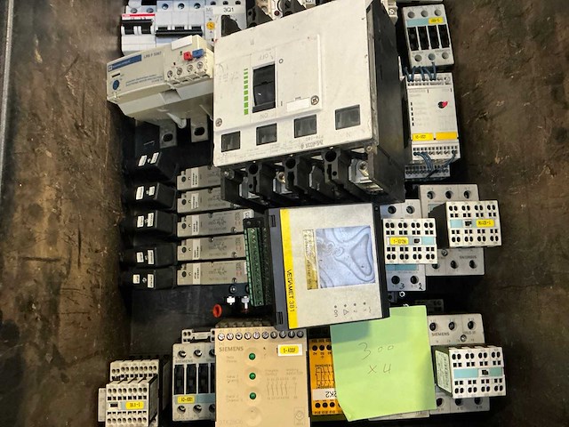 Partij industriële componenten - afbeelding 2 van  13