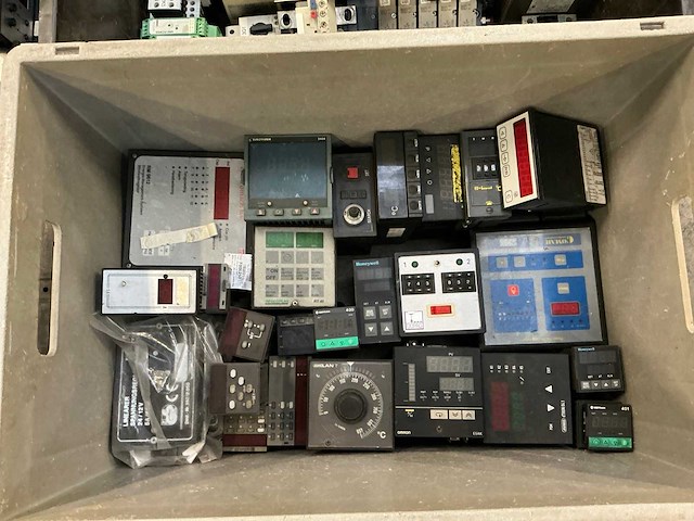 Partij industriële componenten - afbeelding 3 van  13