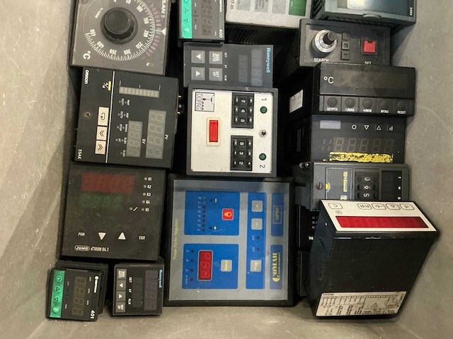 Partij industriële componenten - afbeelding 4 van  13