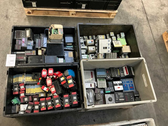 Partij industriële componenten - afbeelding 1 van  13