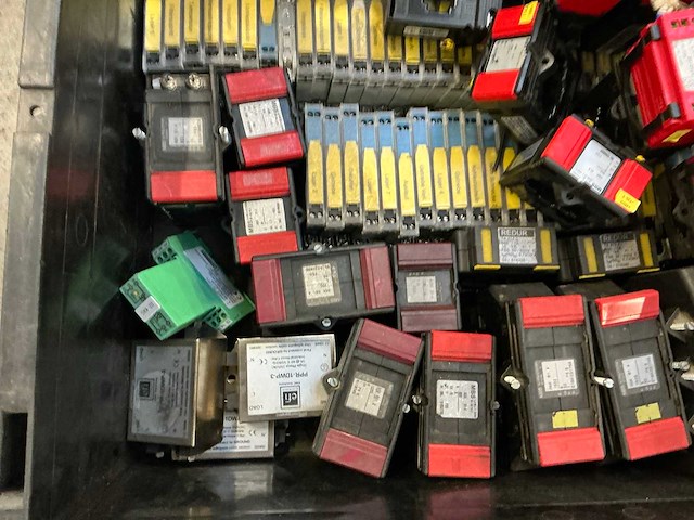 Partij industriële componenten - afbeelding 8 van  13