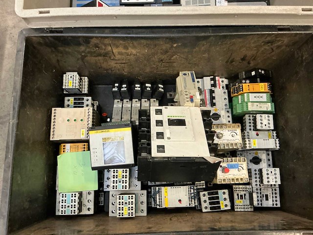 Partij industriële componenten - afbeelding 12 van  13