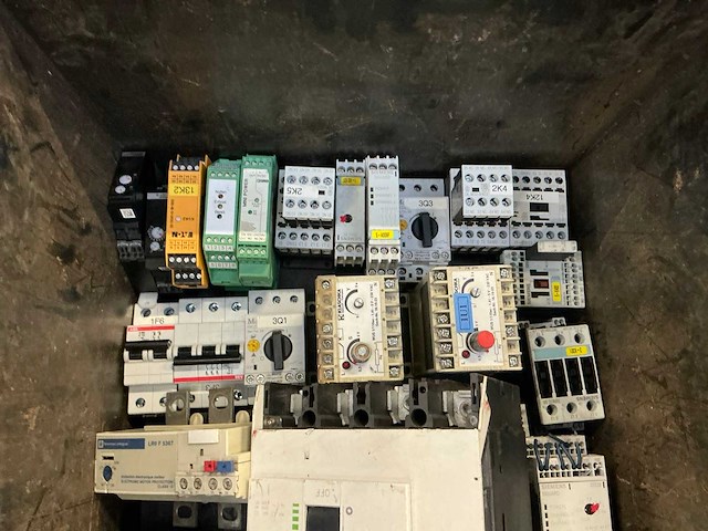 Partij industriële componenten - afbeelding 13 van  13