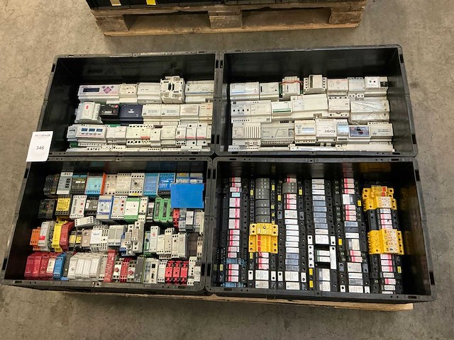 Partij industriële componenten - afbeelding 1 van  8