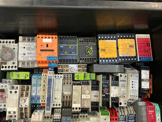 Partij industriële componenten - afbeelding 2 van  18