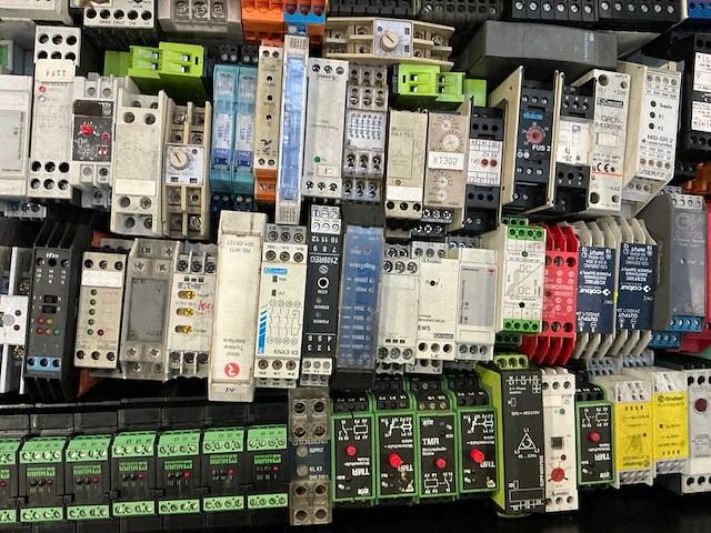 Partij industriële componenten - afbeelding 3 van  18