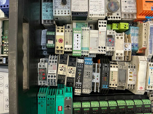 Partij industriële componenten - afbeelding 4 van  18