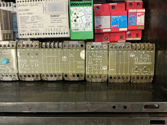 Partij industriële componenten - afbeelding 7 van  18