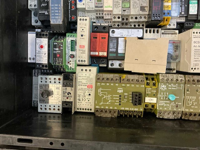 Partij industriële componenten - afbeelding 8 van  18