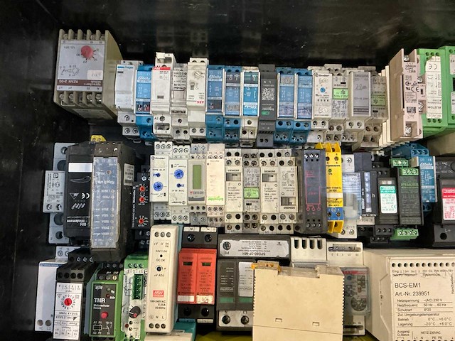 Partij industriële componenten - afbeelding 9 van  18