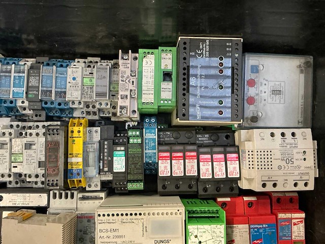 Partij industriële componenten - afbeelding 10 van  18