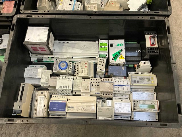 Partij industriële componenten - afbeelding 2 van  17