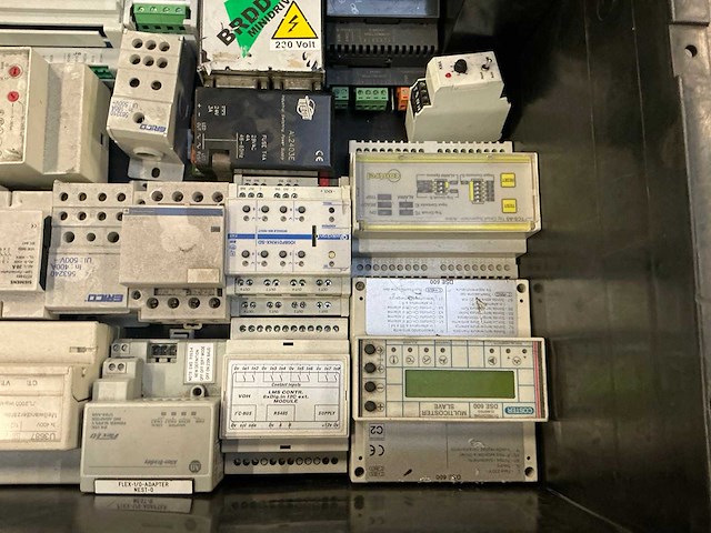 Partij industriële componenten - afbeelding 3 van  17