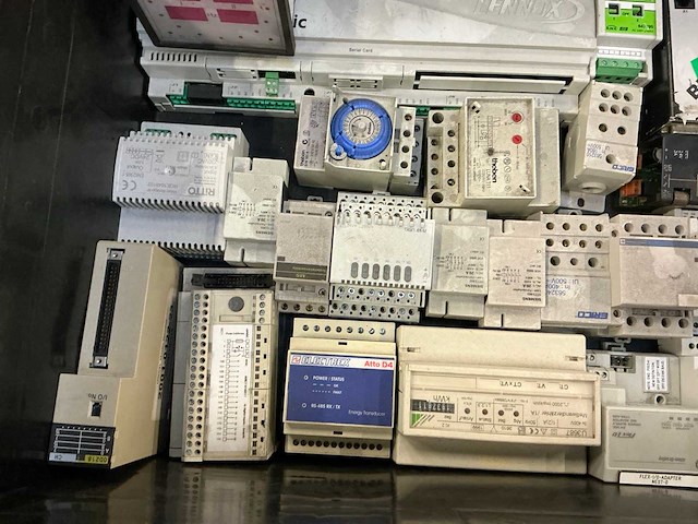 Partij industriële componenten - afbeelding 4 van  17