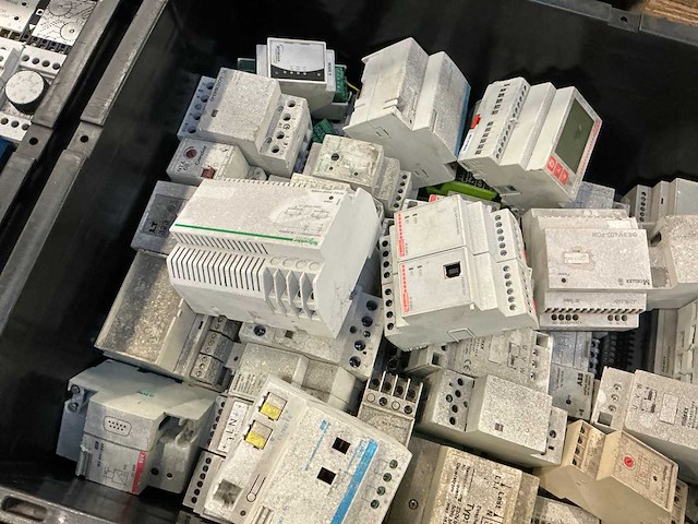 Partij industriële componenten - afbeelding 7 van  17