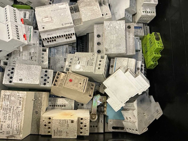 Partij industriële componenten - afbeelding 8 van  17