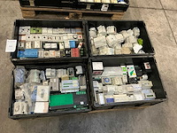 Partij industriële componenten - afbeelding 1 van  17