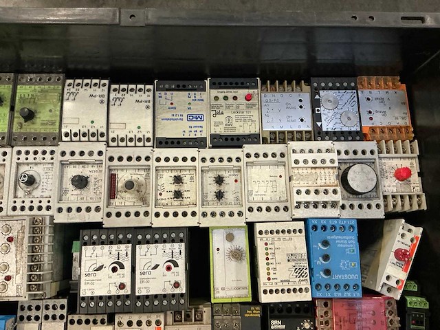 Partij industriële componenten - afbeelding 12 van  17