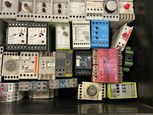 Partij industriële componenten - afbeelding 13 van  17