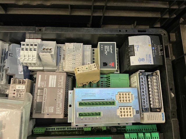 Partij industriële componenten - afbeelding 16 van  17